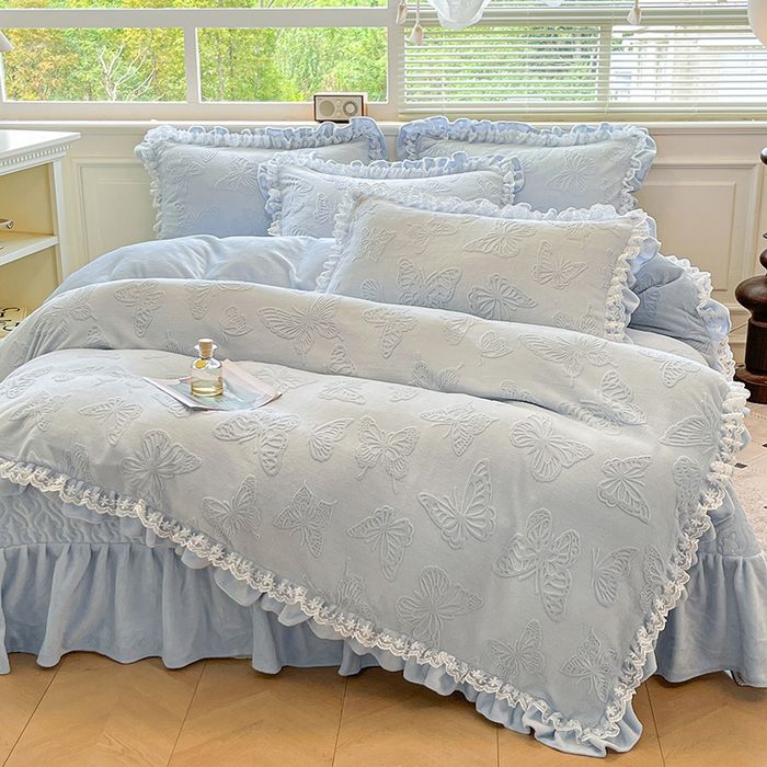 91家纺网 家纺一手货源 找家纺 金阳光家纺 2025新款雕花牛奶绒蕾丝花边款床单床盖四件套 艾薇尔-蓝