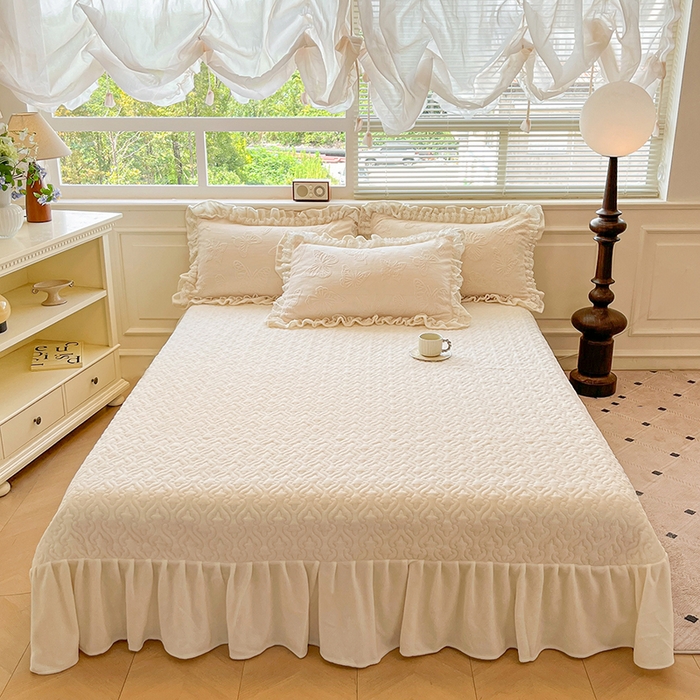 91家纺网 家纺一手货源 找家纺 金阳光家纺 2025新款雕花牛奶绒蕾丝花边款床单床盖四件套 艾薇尔-米白