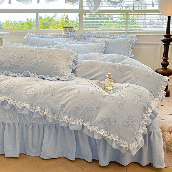 91家纺网 家纺一手货源 找家纺 金阳光家纺 2025新款雕花牛奶绒蕾丝花边款床单床盖四件套 艾薇尔-蓝
