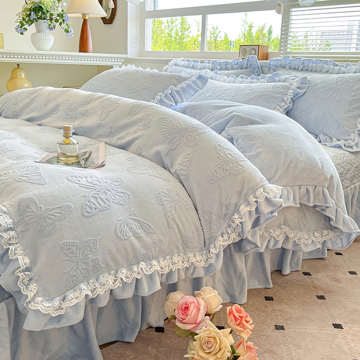 91家纺网 家纺一手货源 找家纺 金阳光家纺 2025新款雕花牛奶绒蕾丝花边款床单床盖四件套 艾薇尔-蓝