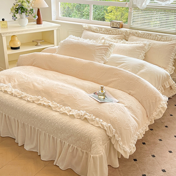 91家纺网 家纺一手货源 找家纺 金阳光家纺 2025新款雕花牛奶绒蕾丝花边款床单床盖四件套 艾薇尔-米白