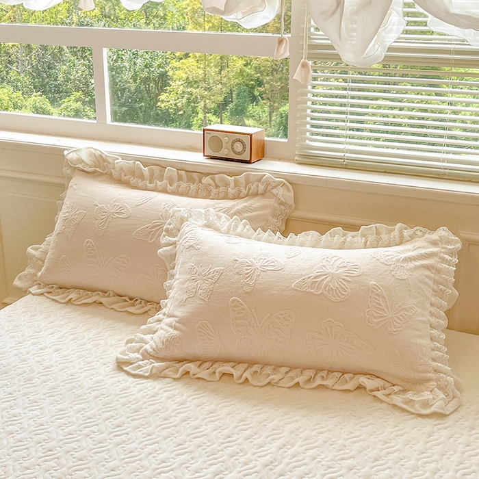 91家纺网 家纺一手货源 找家纺 金阳光家纺 2025新款雕花牛奶绒蕾丝花边款床单床盖四件套 艾薇尔-米白