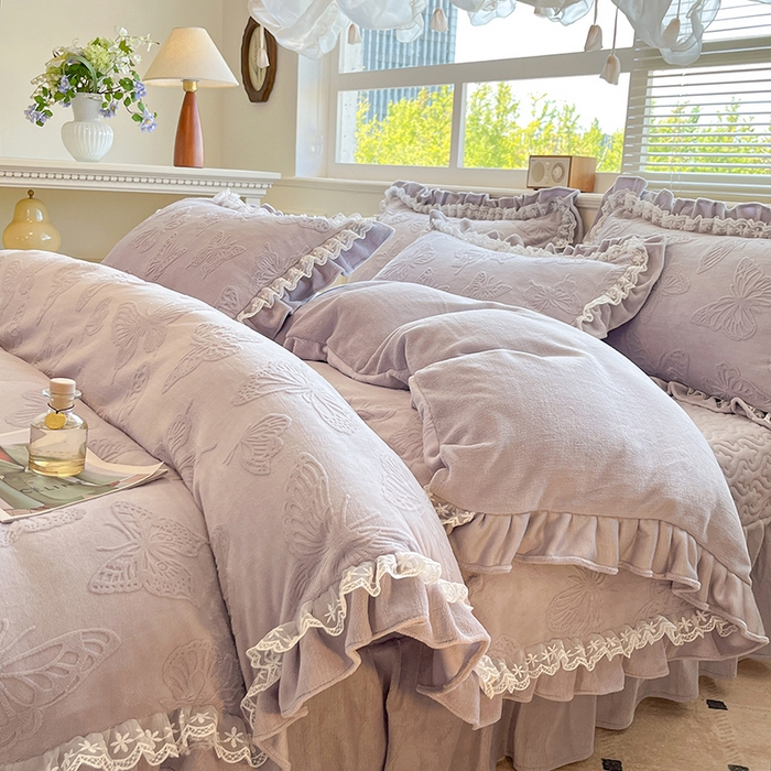 91家纺网 家纺一手货源 找家纺 金阳光家纺 2025新款雕花牛奶绒蕾丝花边款床单床盖四件套 艾薇尔-紫