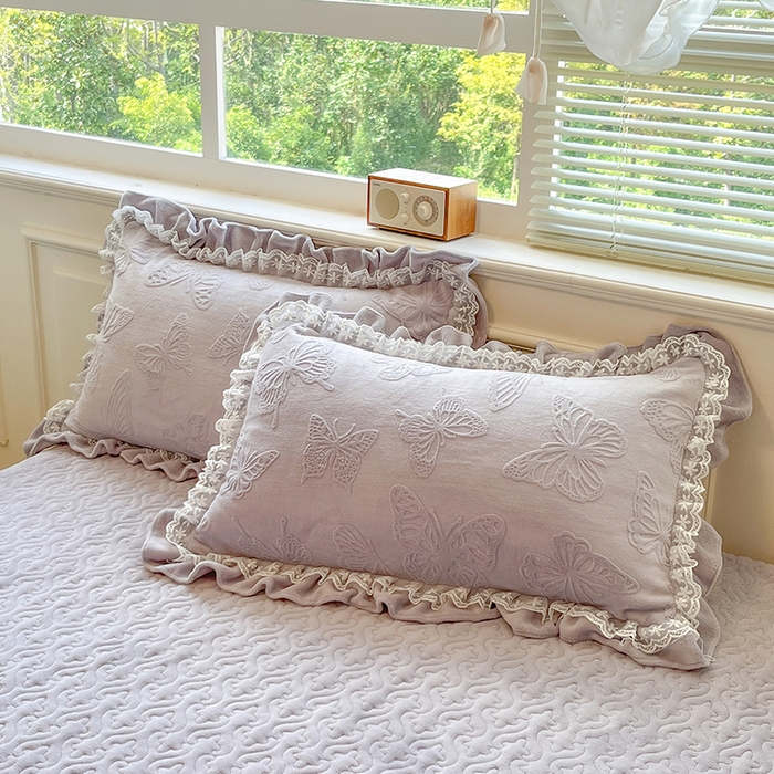 91家纺网 家纺一手货源 找家纺 金阳光家纺 2025新款雕花牛奶绒蕾丝花边款床单床盖四件套 艾薇尔-紫