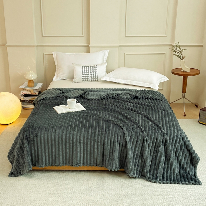 91家纺网 家纺一手货源 找家纺 乐窝家纺仓储 2025新款跨境外贸直播热品兔毛绒高克重多功能抽条毛毯盖毯午睡毯 深灰