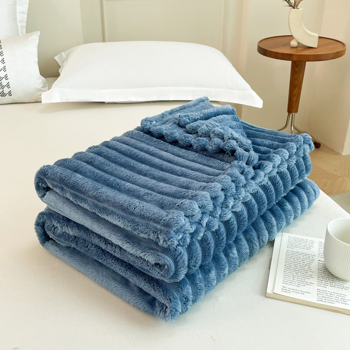 91家纺网 家纺一手货源 找家纺 乐窝家纺仓储 2025新款跨境外贸直播热品兔毛绒高克重多功能抽条毛毯盖毯午睡毯 藏青