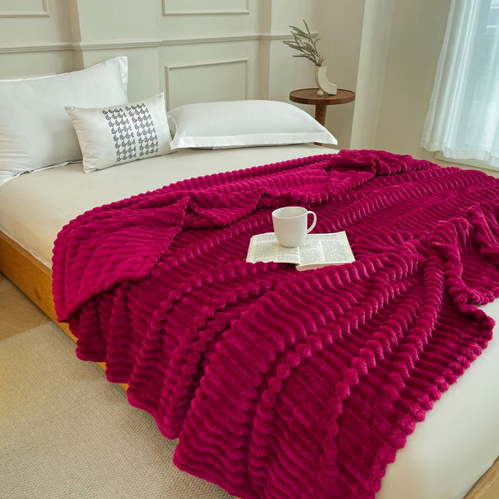 91家纺网 家纺一手货源 找家纺 乐窝家纺仓储 2025新款跨境外贸直播热品兔毛绒高克重多功能抽条毛毯盖毯午睡毯 酒红