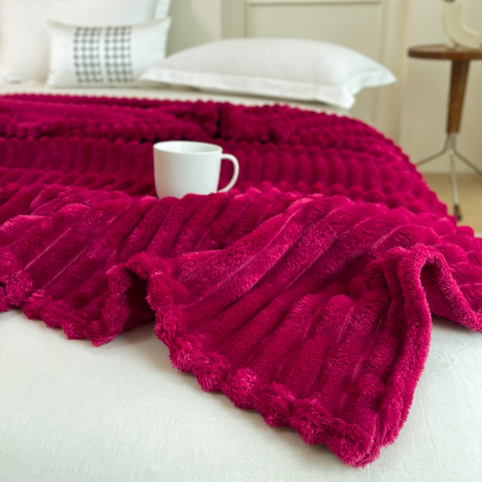 91家纺网 家纺一手货源 找家纺 乐窝家纺仓储 2025新款跨境外贸直播热品兔毛绒高克重多功能抽条毛毯盖毯午睡毯 酒红