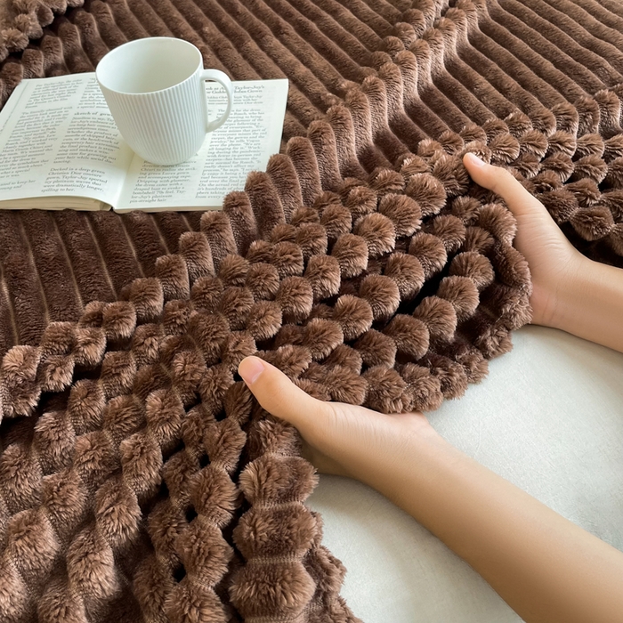 91家纺网 家纺一手货源 找家纺 乐窝家纺仓储 2025新款跨境外贸直播热品兔毛绒高克重多功能抽条毛毯盖毯午睡毯 咖色