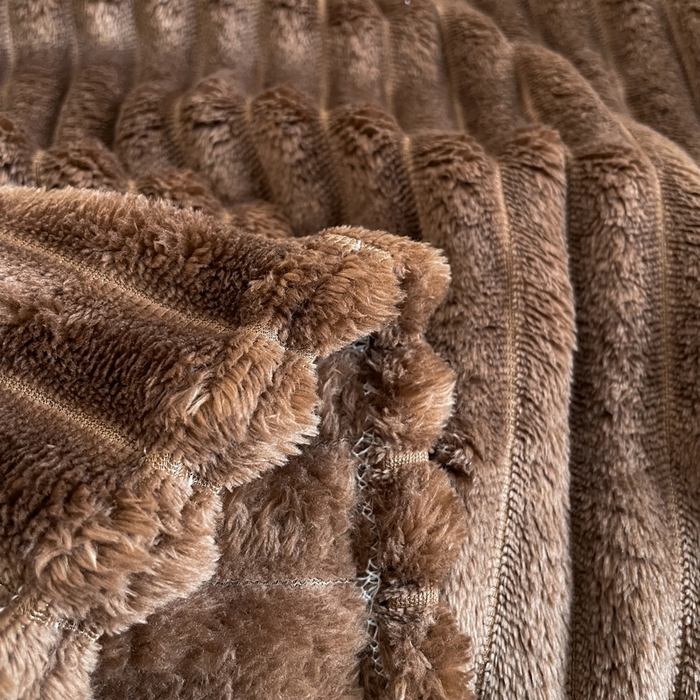 91家纺网 家纺一手货源 找家纺 乐窝家纺仓储 2025新款跨境外贸直播热品兔毛绒高克重多功能抽条毛毯盖毯午睡毯 咖色