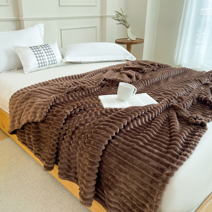 91家纺网 家纺一手货源 找家纺 乐窝家纺仓储 2025新款跨境外贸直播热品兔毛绒高克重多功能抽条毛毯盖毯午睡毯 咖色