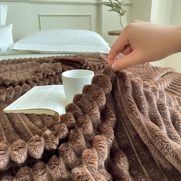 91家纺网 家纺一手货源 找家纺 乐窝家纺仓储 2025新款跨境外贸直播热品兔毛绒高克重多功能抽条毛毯盖毯午睡毯 咖色