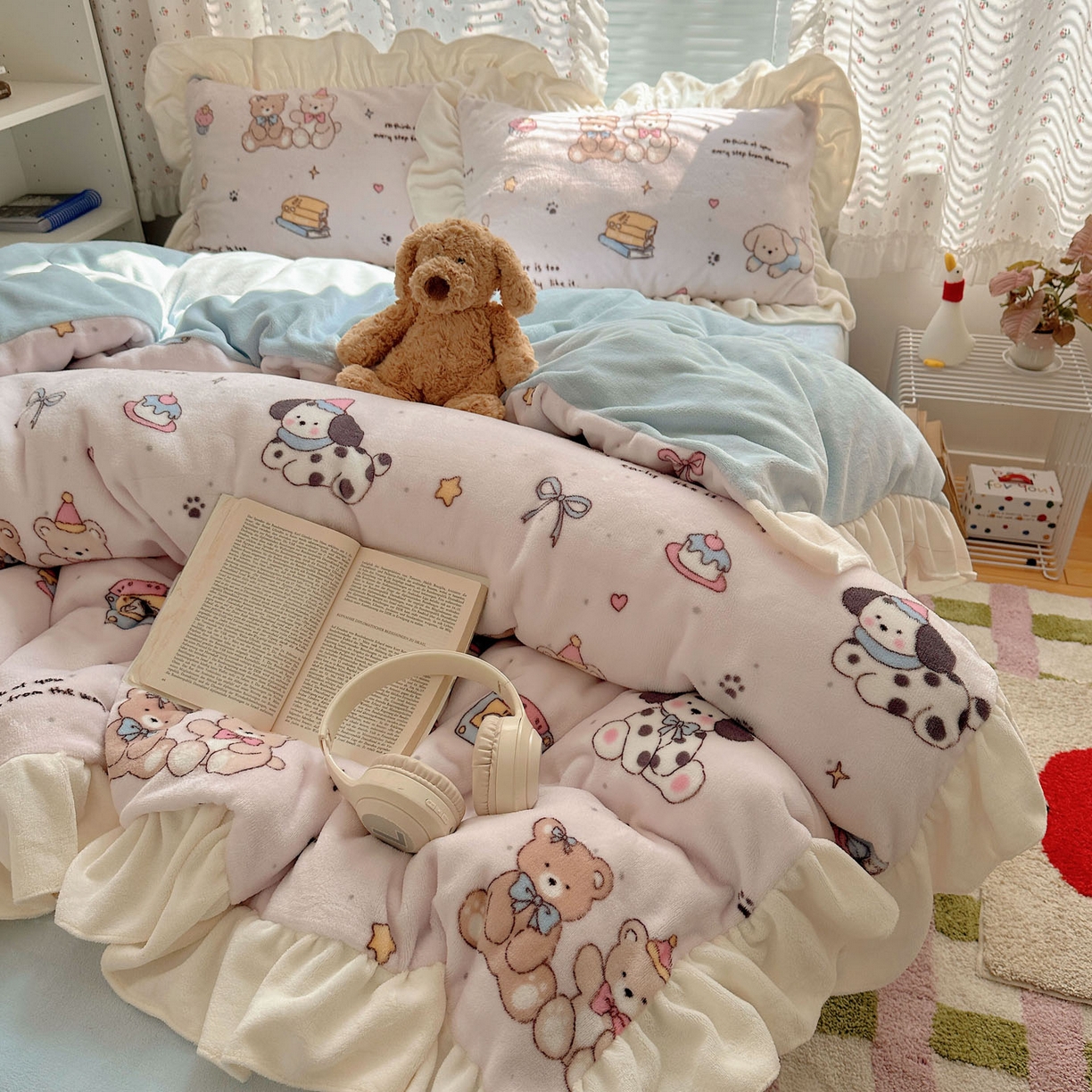 91家纺网 家纺一手货源 找家纺 轻奢坊 2025新款牛奶绒ins博主风卡通印花花边四件套 Q萌熊仔狗狗