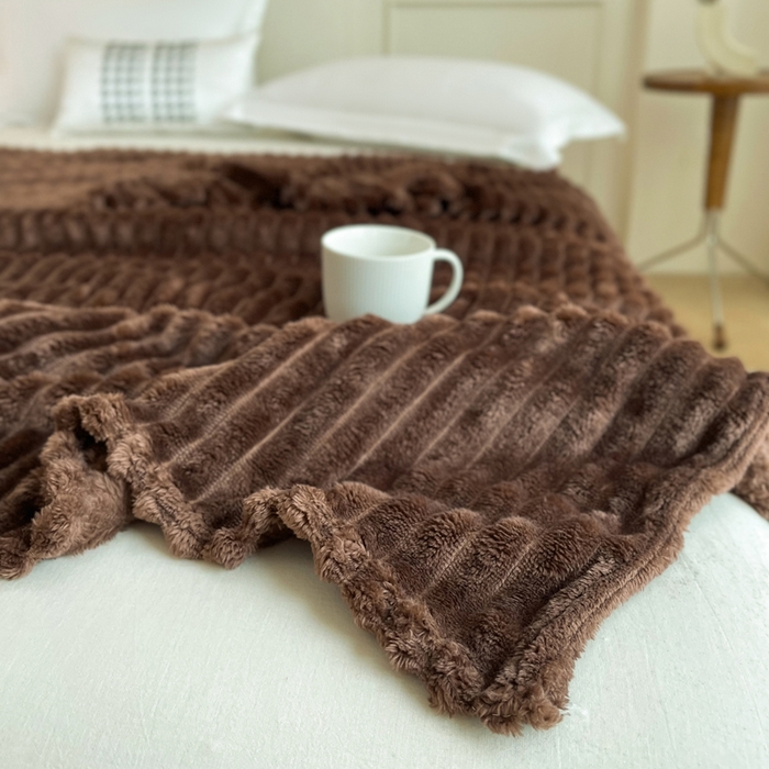 91家纺网 家纺一手货源 找家纺 乐窝家纺仓储 2025新款跨境外贸直播热品兔毛绒高克重多功能抽条毛毯盖毯午睡毯 咖色