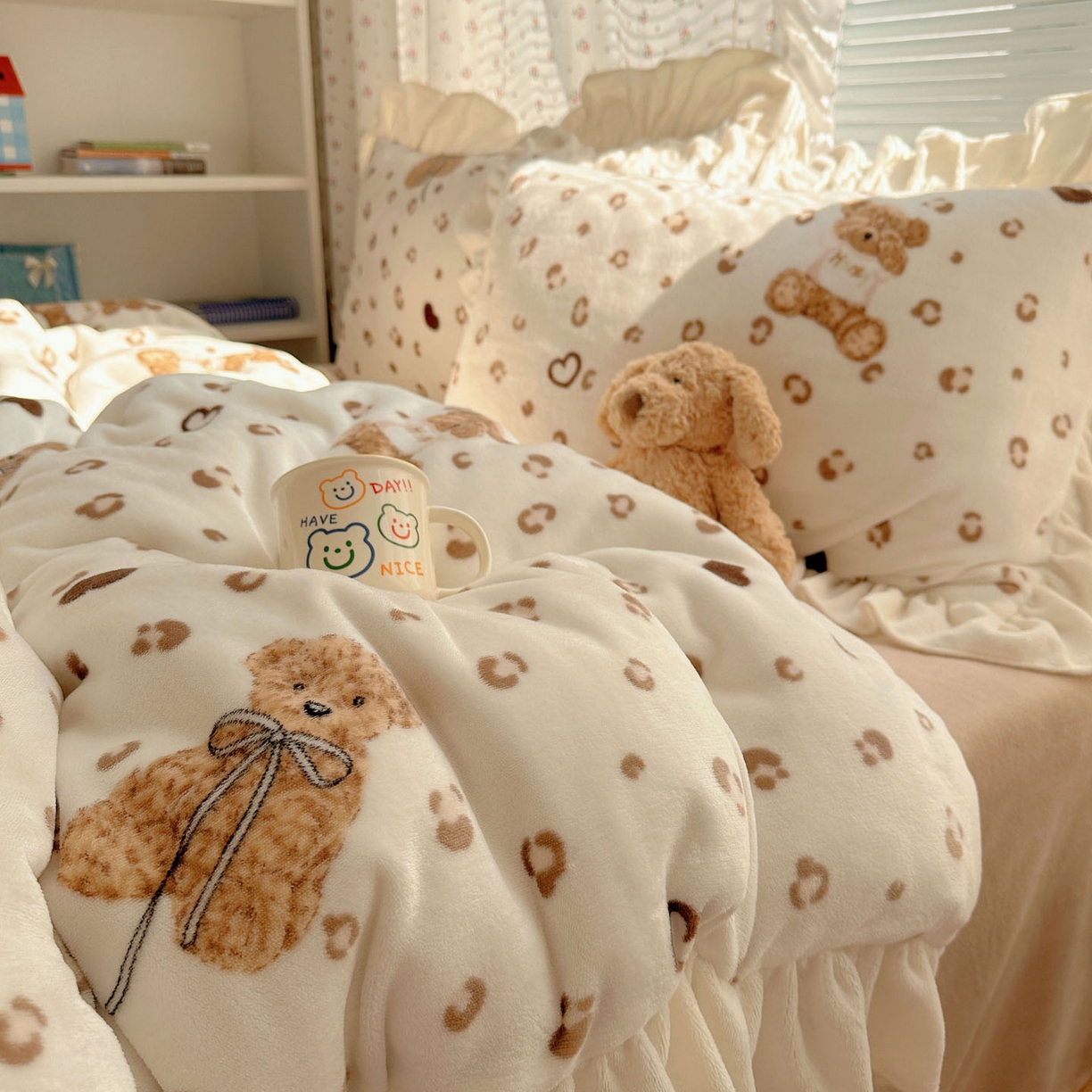 91家纺网 家纺一手货源 找家纺 轻奢坊 2025新款牛奶绒ins博主风卡通印花花边四件套 Q萌豹纹小熊