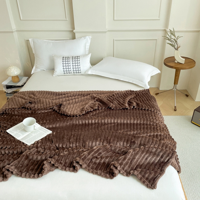 91家纺网 家纺一手货源 找家纺 乐窝家纺仓储 2025新款跨境外贸直播热品兔毛绒高克重多功能抽条毛毯盖毯午睡毯 咖色