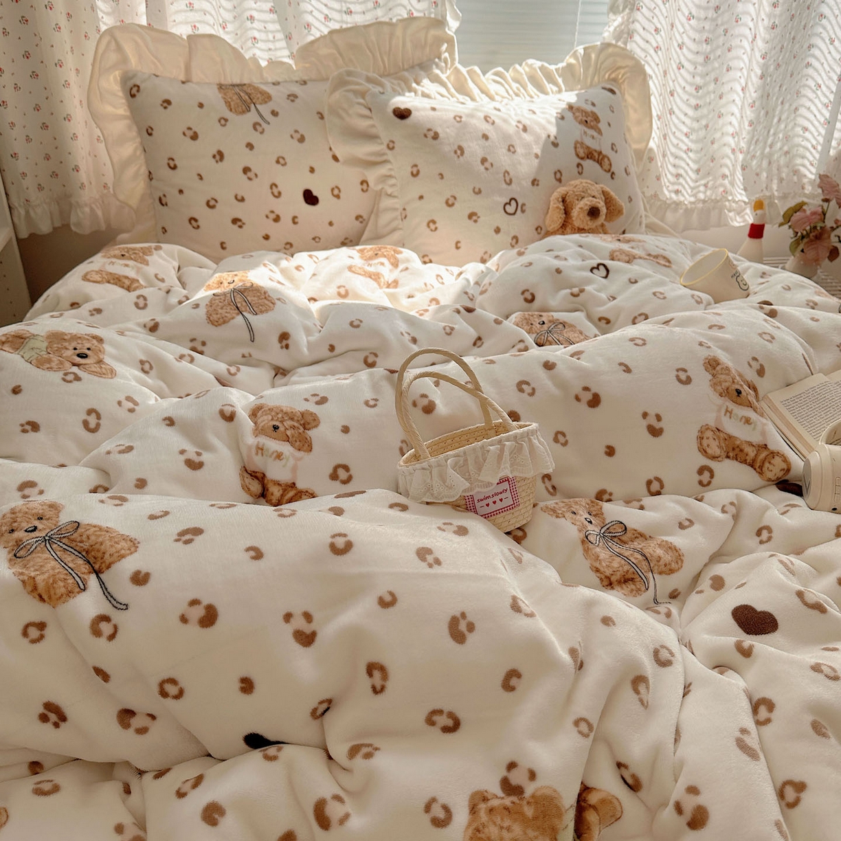 91家纺网 家纺一手货源 找家纺 轻奢坊 2025新款牛奶绒ins博主风卡通印花花边四件套 Q萌豹纹小熊