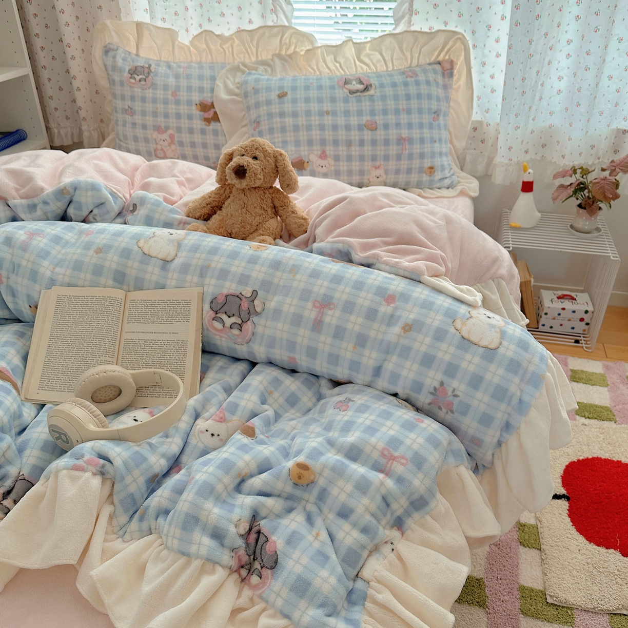 91家纺网 家纺一手货源 找家纺 轻奢坊 2025新款牛奶绒ins博主风卡通印花花边四件套 Q萌蓝格小猫