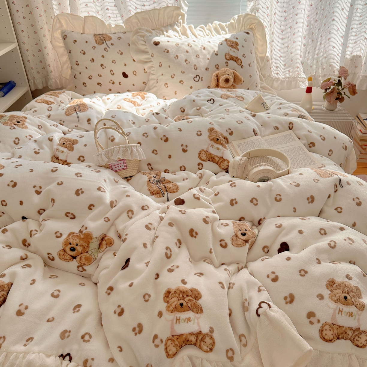 91家纺网 家纺一手货源 找家纺 轻奢坊 2025新款牛奶绒ins博主风卡通印花花边四件套 Q萌豹纹小熊