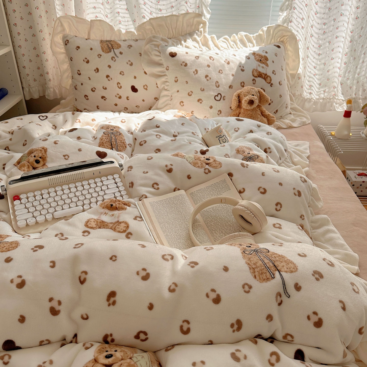 91家纺网 家纺一手货源 找家纺 轻奢坊 2025新款牛奶绒ins博主风卡通印花花边四件套 Q萌豹纹小熊