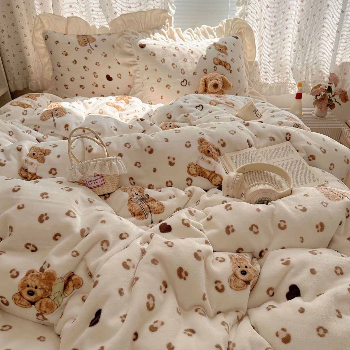 91家纺网 家纺一手货源 找家纺 轻奢坊 2025新款牛奶绒ins博主风卡通印花花边四件套 Q萌豹纹小熊