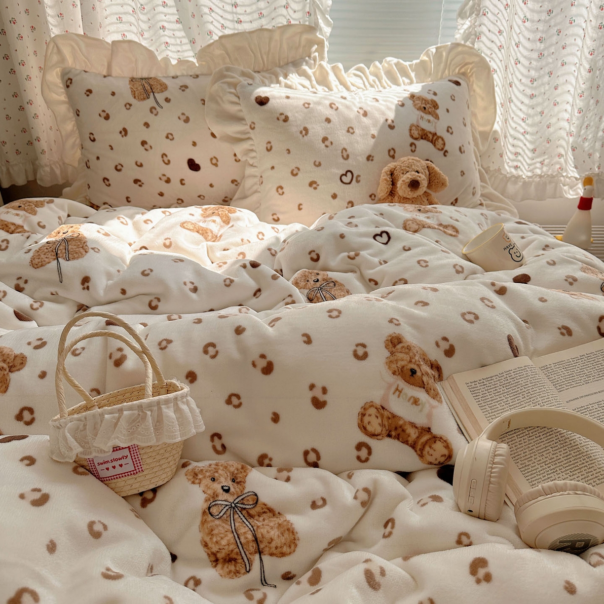 91家纺网 家纺一手货源 找家纺 轻奢坊 2025新款牛奶绒ins博主风卡通印花花边四件套 Q萌豹纹小熊