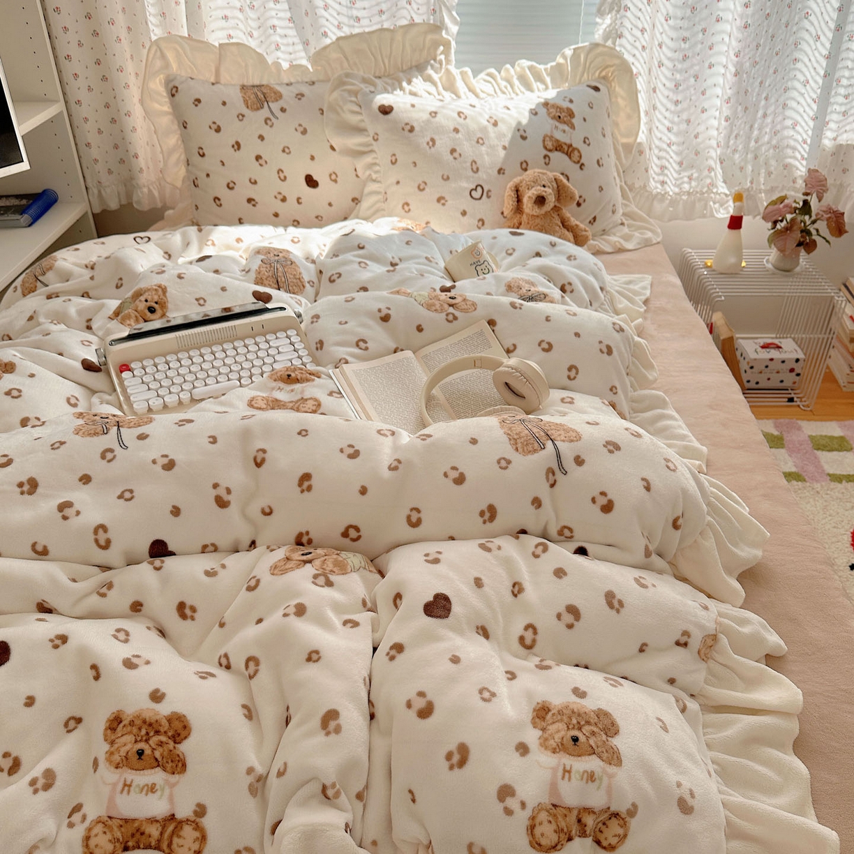 91家纺网 家纺一手货源 找家纺 轻奢坊 2025新款牛奶绒ins博主风卡通印花花边四件套 Q萌豹纹小熊