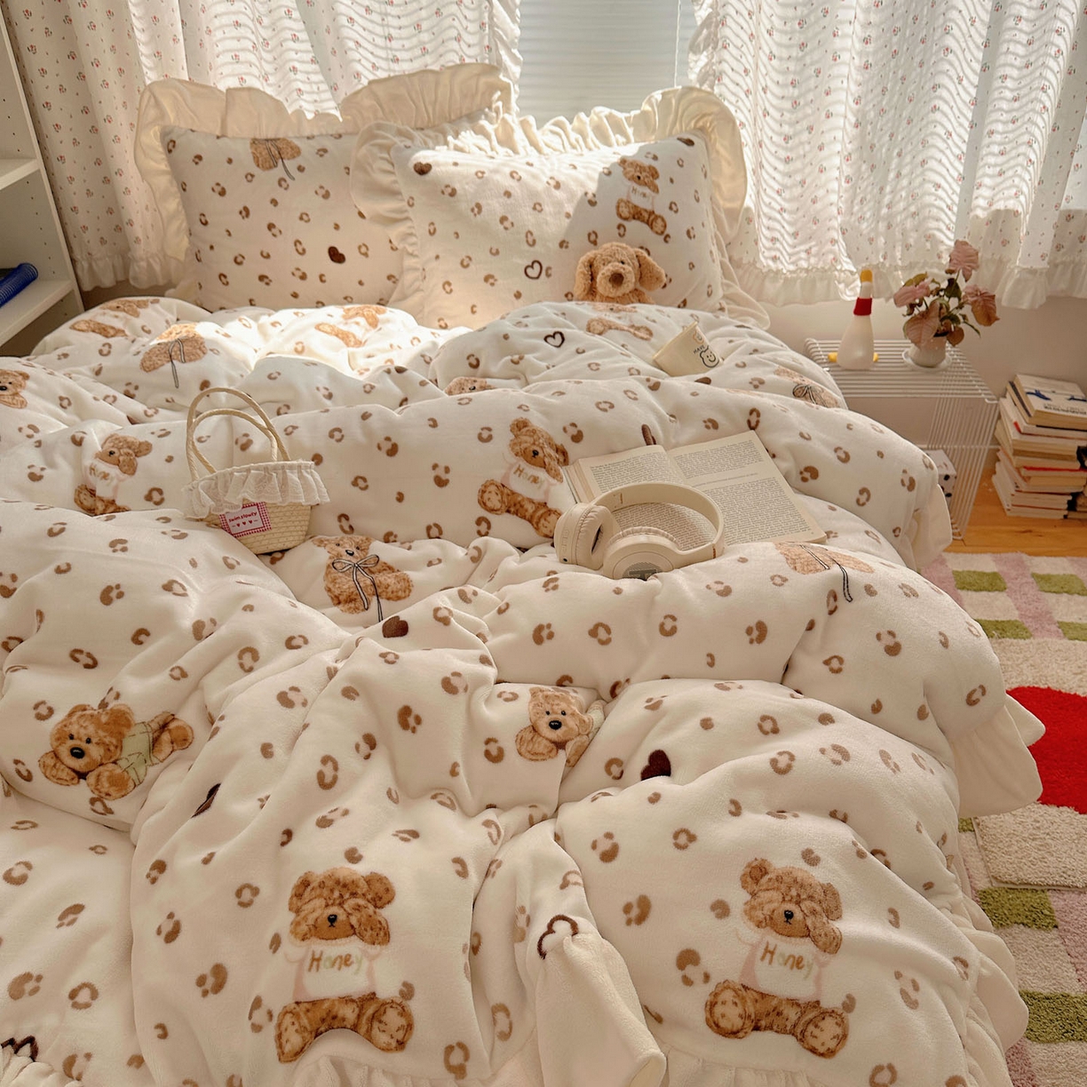 91家纺网 家纺一手货源 找家纺 轻奢坊 2025新款牛奶绒ins博主风卡通印花花边四件套 Q萌豹纹小熊