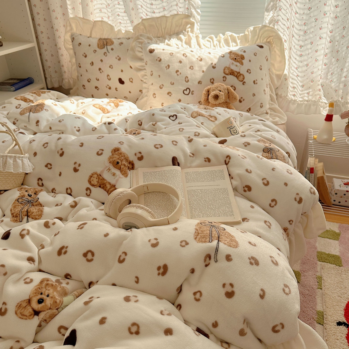 91家纺网 家纺一手货源 找家纺 轻奢坊 2025新款牛奶绒ins博主风卡通印花花边四件套 Q萌豹纹小熊