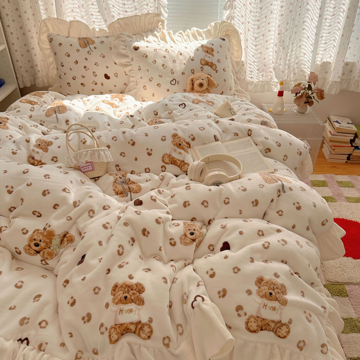 91家纺网 家纺一手货源 找家纺 轻奢坊 2025新款牛奶绒ins博主风卡通印花花边四件套 Q萌豹纹小熊