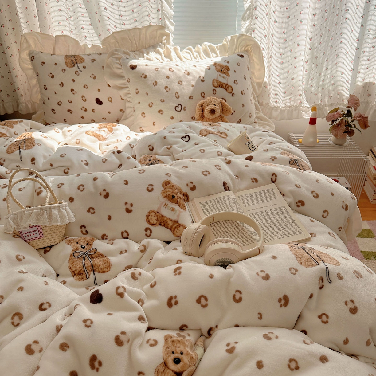 91家纺网 家纺一手货源 找家纺 轻奢坊 2025新款牛奶绒ins博主风卡通印花花边四件套 Q萌豹纹小熊