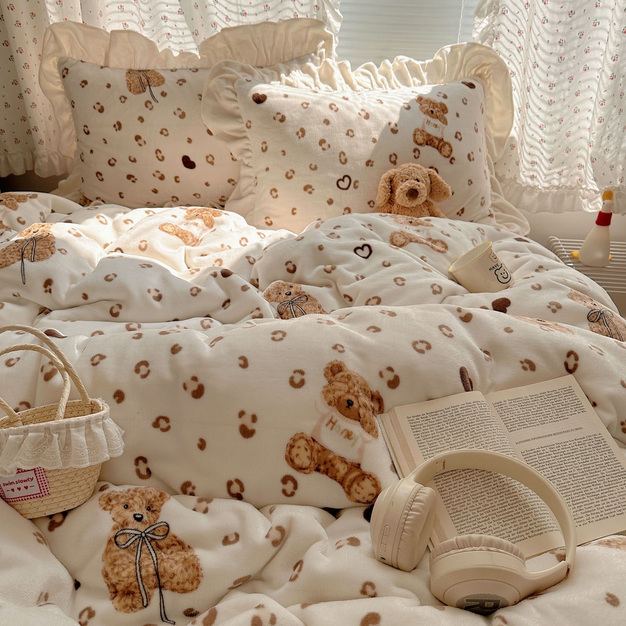 91家纺网 家纺一手货源 找家纺 轻奢坊 2025新款牛奶绒ins博主风卡通印花花边四件套 Q萌豹纹小熊