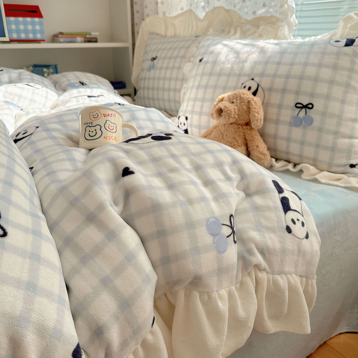 91家纺网 家纺一手货源 找家纺 轻奢坊 2025新款牛奶绒ins博主风卡通印花花边四件套 Q萌格子熊猫