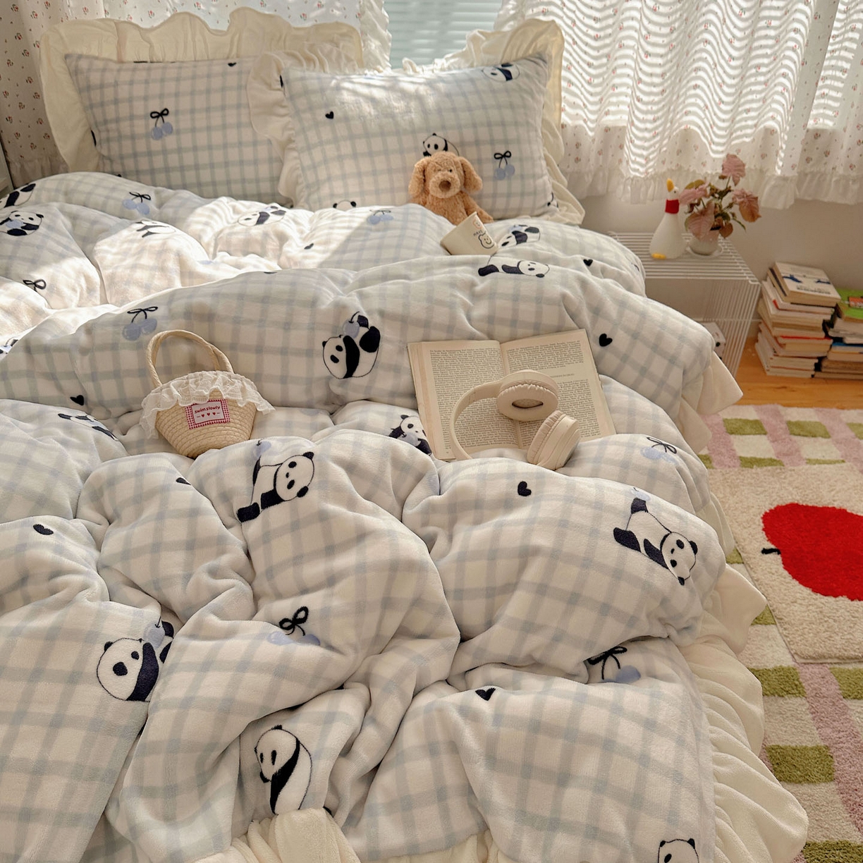 91家纺网 家纺一手货源 找家纺 轻奢坊 2025新款牛奶绒ins博主风卡通印花花边四件套 Q萌格子熊猫
