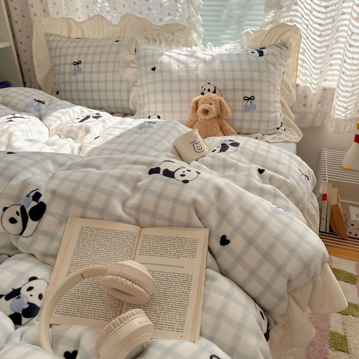 91家纺网 家纺一手货源 找家纺 轻奢坊 2025新款牛奶绒ins博主风卡通印花花边四件套 Q萌格子熊猫