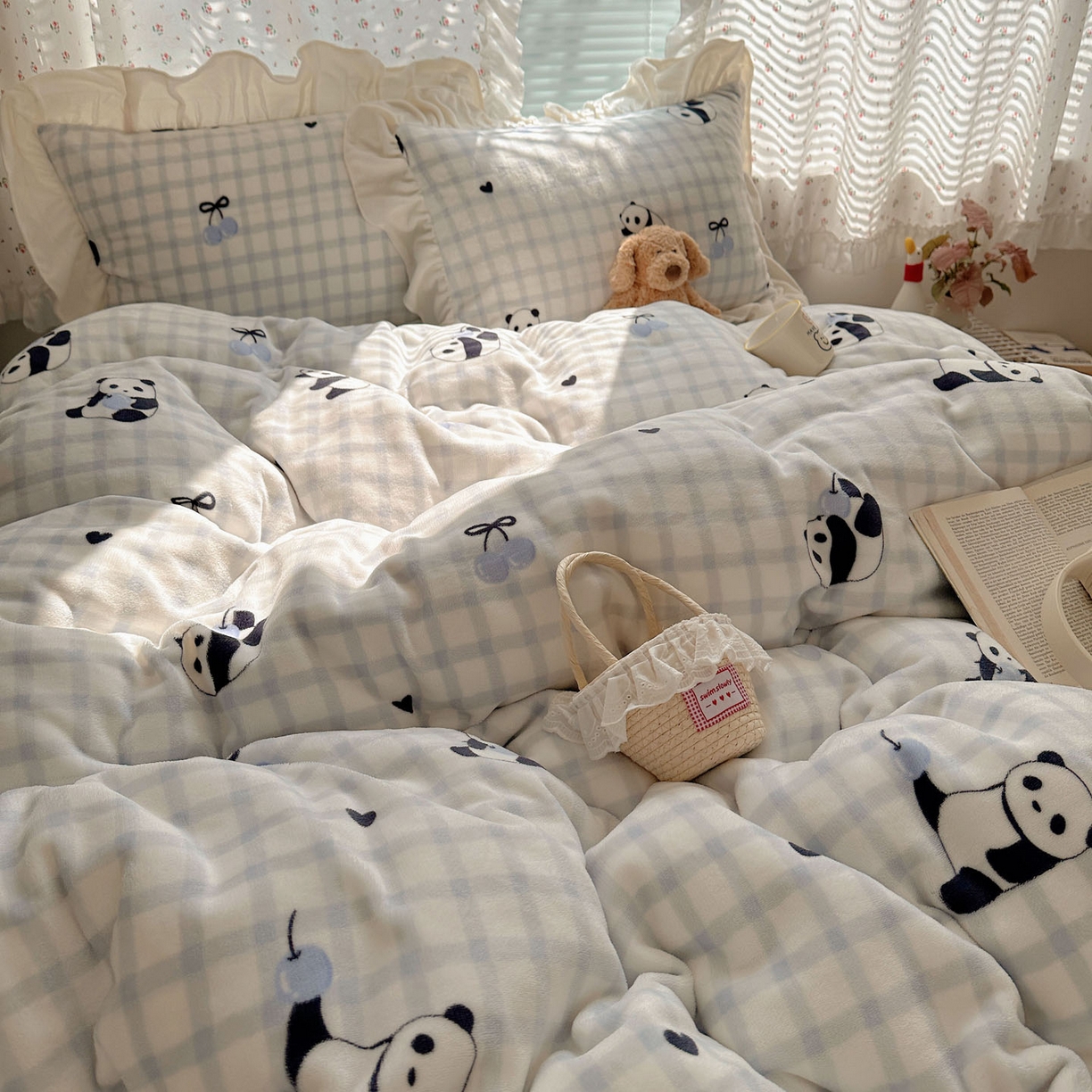 91家纺网 家纺一手货源 找家纺 轻奢坊 2025新款牛奶绒ins博主风卡通印花花边四件套 Q萌格子熊猫