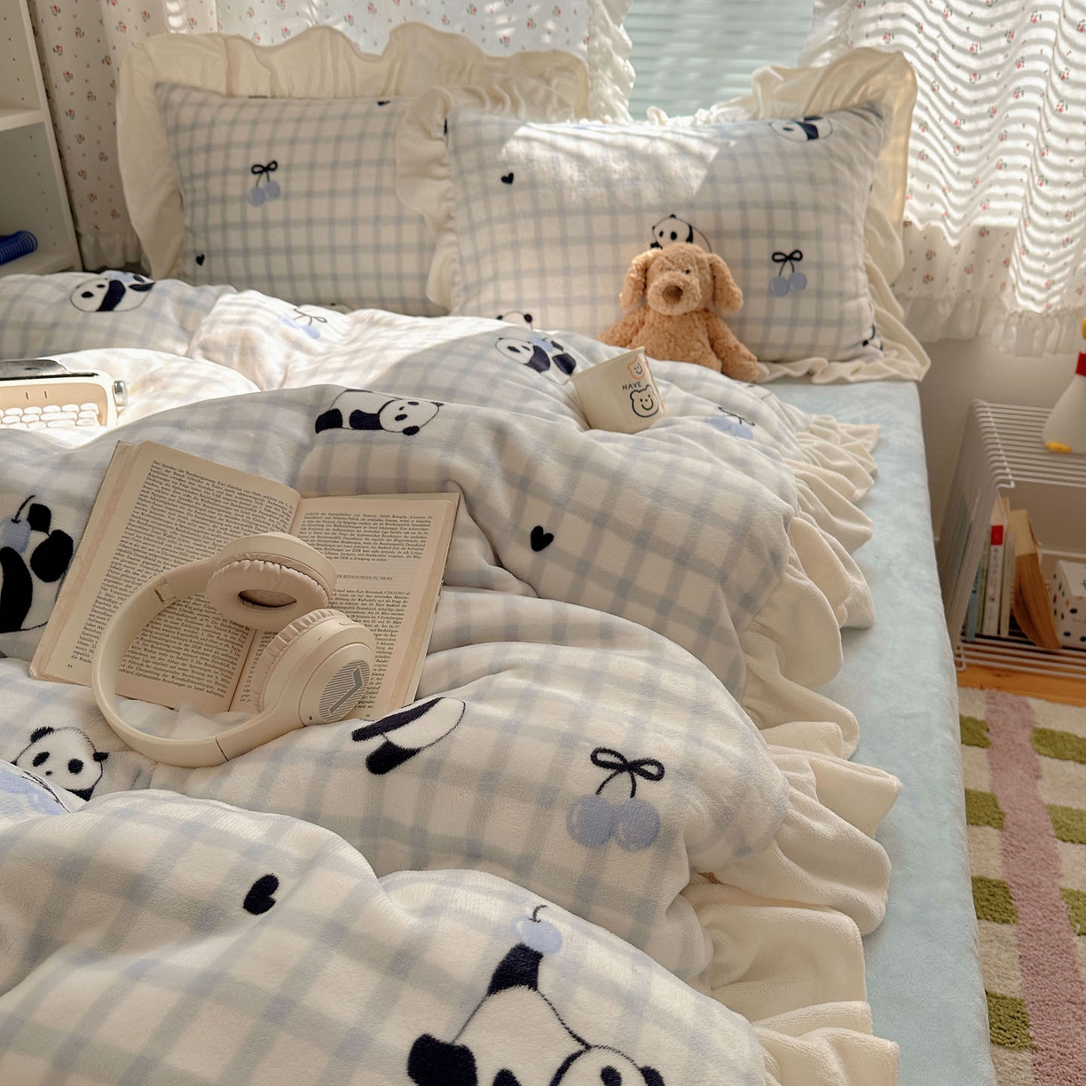 91家纺网 家纺一手货源 找家纺 轻奢坊 2025新款牛奶绒ins博主风卡通印花花边四件套 Q萌格子熊猫