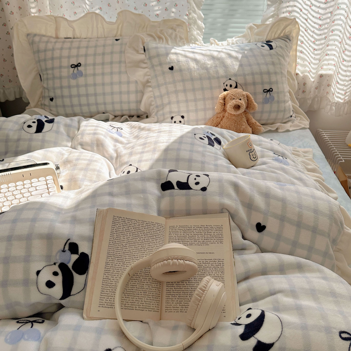 91家纺网 家纺一手货源 找家纺 轻奢坊 2025新款牛奶绒ins博主风卡通印花花边四件套 Q萌格子熊猫