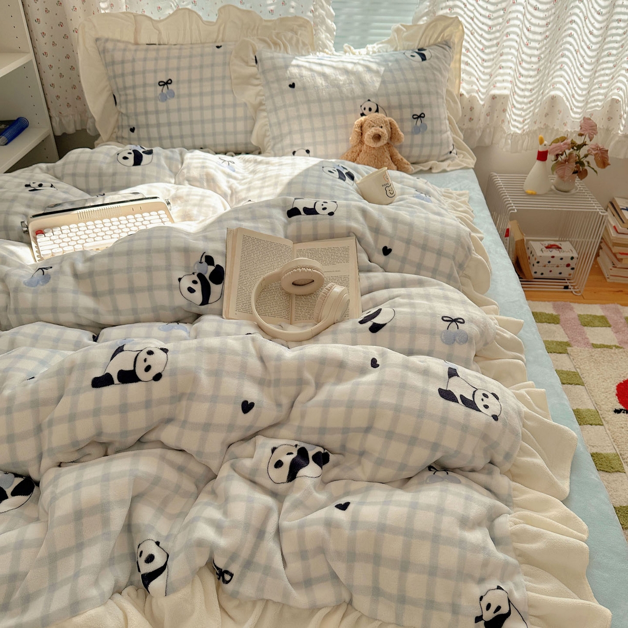 91家纺网 家纺一手货源 找家纺 轻奢坊 2025新款牛奶绒ins博主风卡通印花花边四件套 Q萌格子熊猫