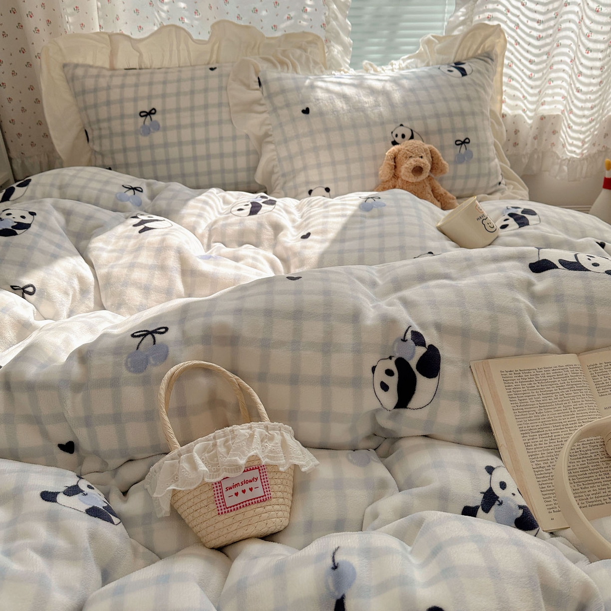 91家纺网 家纺一手货源 找家纺 轻奢坊 2025新款牛奶绒ins博主风卡通印花花边四件套 Q萌格子熊猫