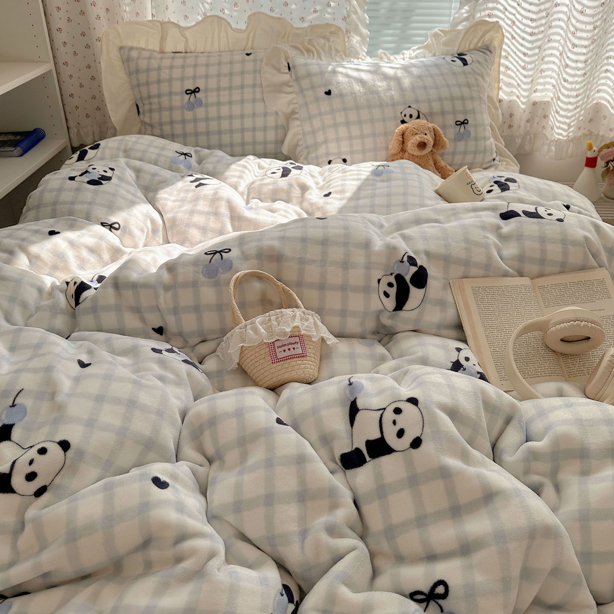 91家纺网 家纺一手货源 找家纺 轻奢坊 2025新款牛奶绒ins博主风卡通印花花边四件套 Q萌格子熊猫