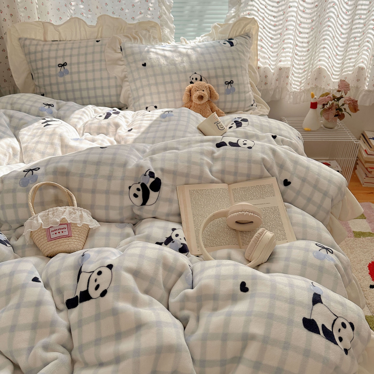 91家纺网 家纺一手货源 找家纺 轻奢坊 2025新款牛奶绒ins博主风卡通印花花边四件套 Q萌格子熊猫