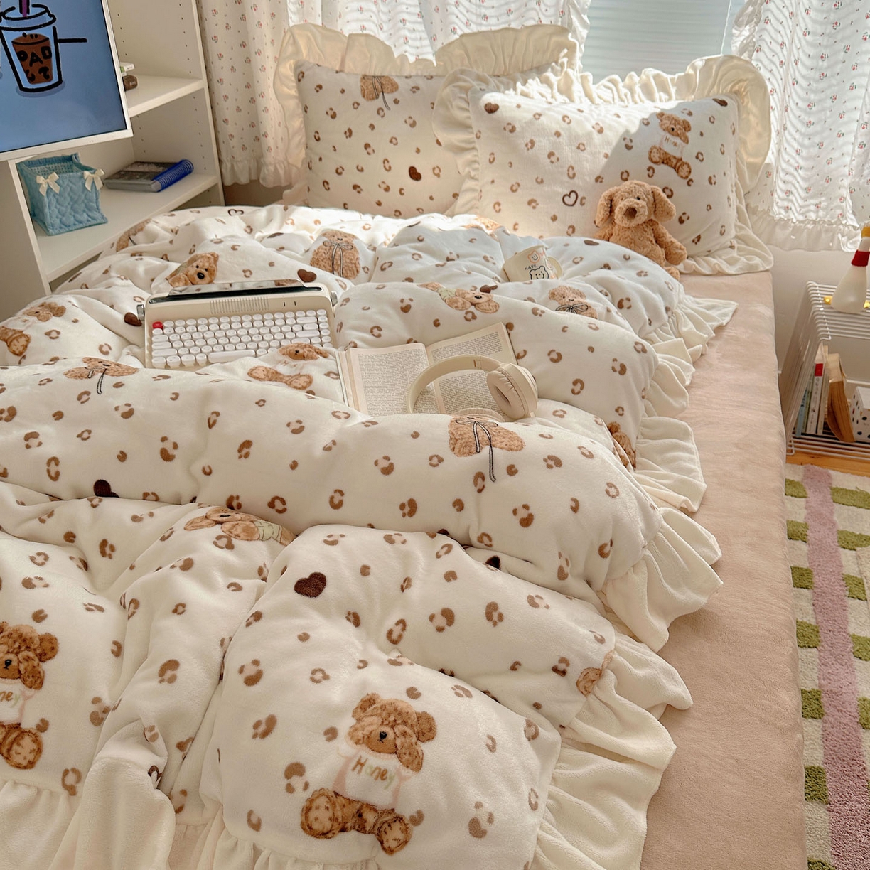 91家纺网 家纺一手货源 找家纺 轻奢坊 2025新款牛奶绒ins博主风卡通印花花边四件套 Q萌豹纹小熊