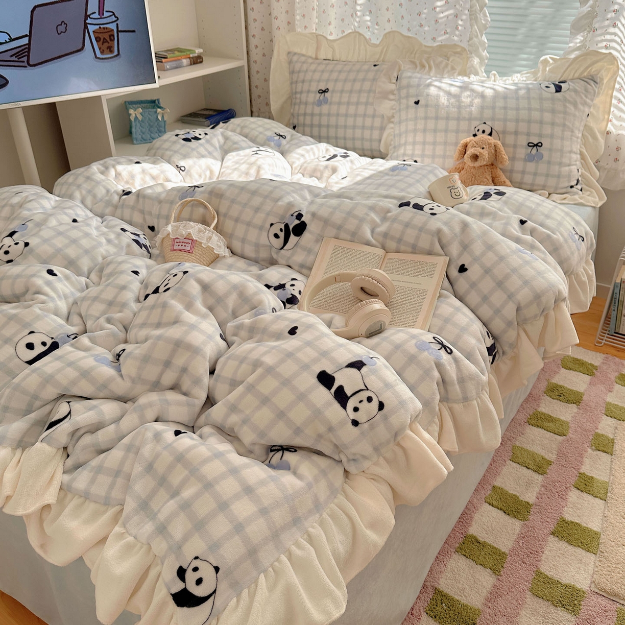 91家纺网 家纺一手货源 找家纺 轻奢坊 2025新款牛奶绒ins博主风卡通印花花边四件套 Q萌格子熊猫
