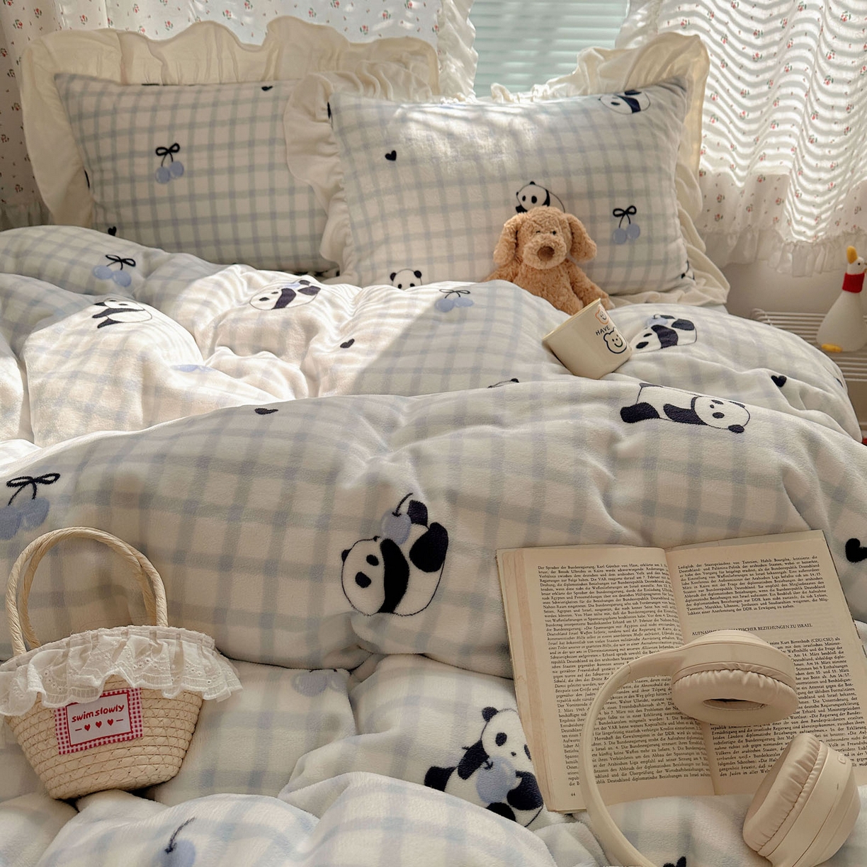 91家纺网 家纺一手货源 找家纺 轻奢坊 2025新款牛奶绒ins博主风卡通印花花边四件套 Q萌格子熊猫