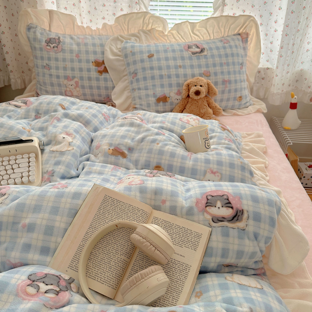 91家纺网 家纺一手货源 找家纺 轻奢坊 2025新款牛奶绒ins博主风卡通印花花边四件套 Q萌蓝格小猫