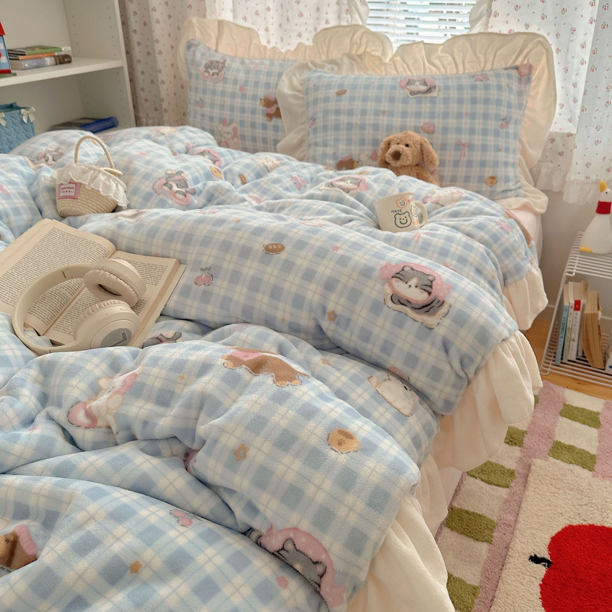 91家纺网 家纺一手货源 找家纺 轻奢坊 2025新款牛奶绒ins博主风卡通印花花边四件套 Q萌蓝格小猫