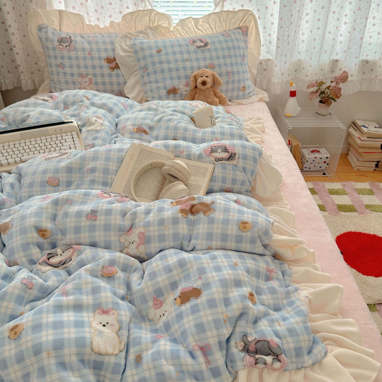 91家纺网 家纺一手货源 找家纺 轻奢坊 2025新款牛奶绒ins博主风卡通印花花边四件套 Q萌蓝格小猫