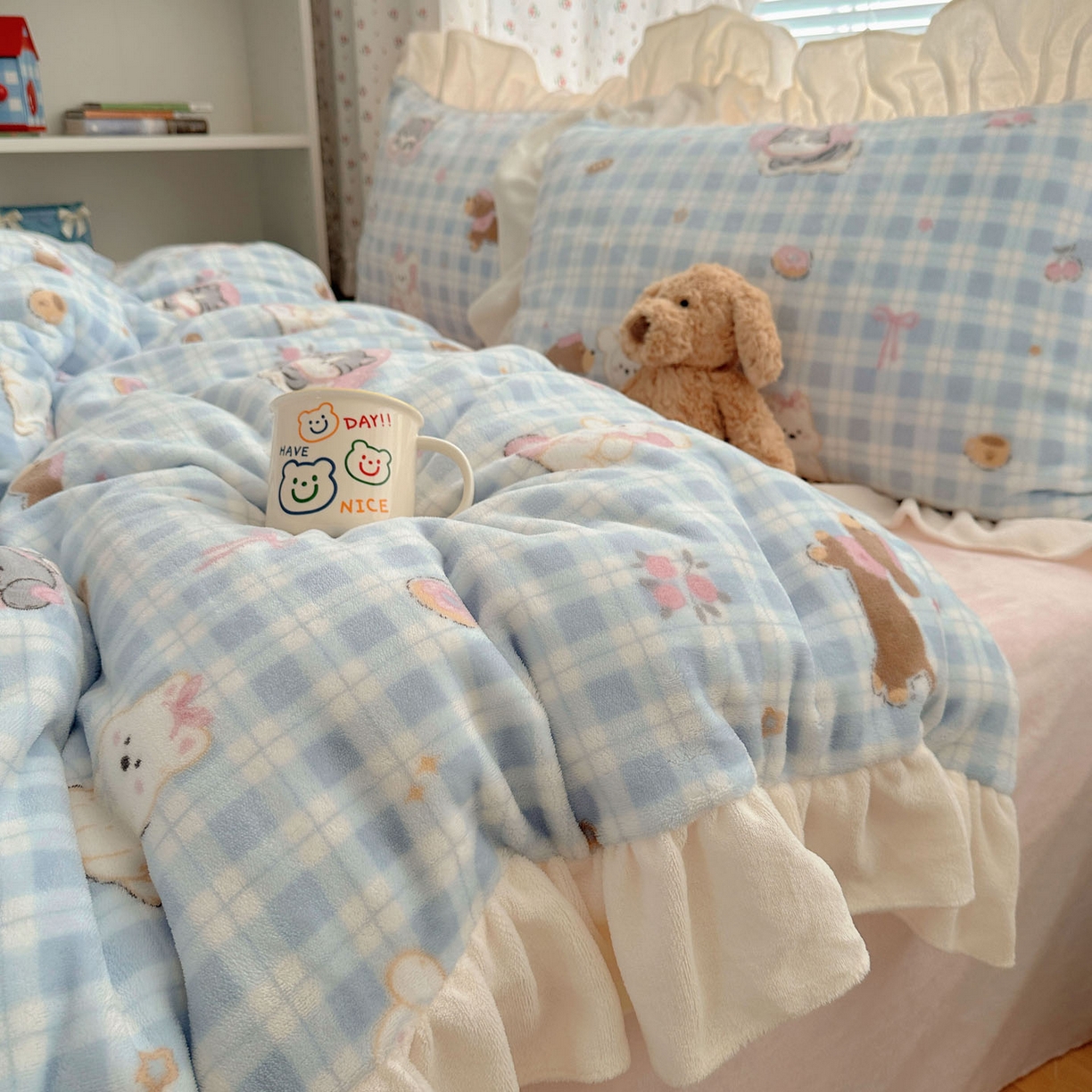 91家纺网 家纺一手货源 找家纺 轻奢坊 2025新款牛奶绒ins博主风卡通印花花边四件套 Q萌蓝格小猫