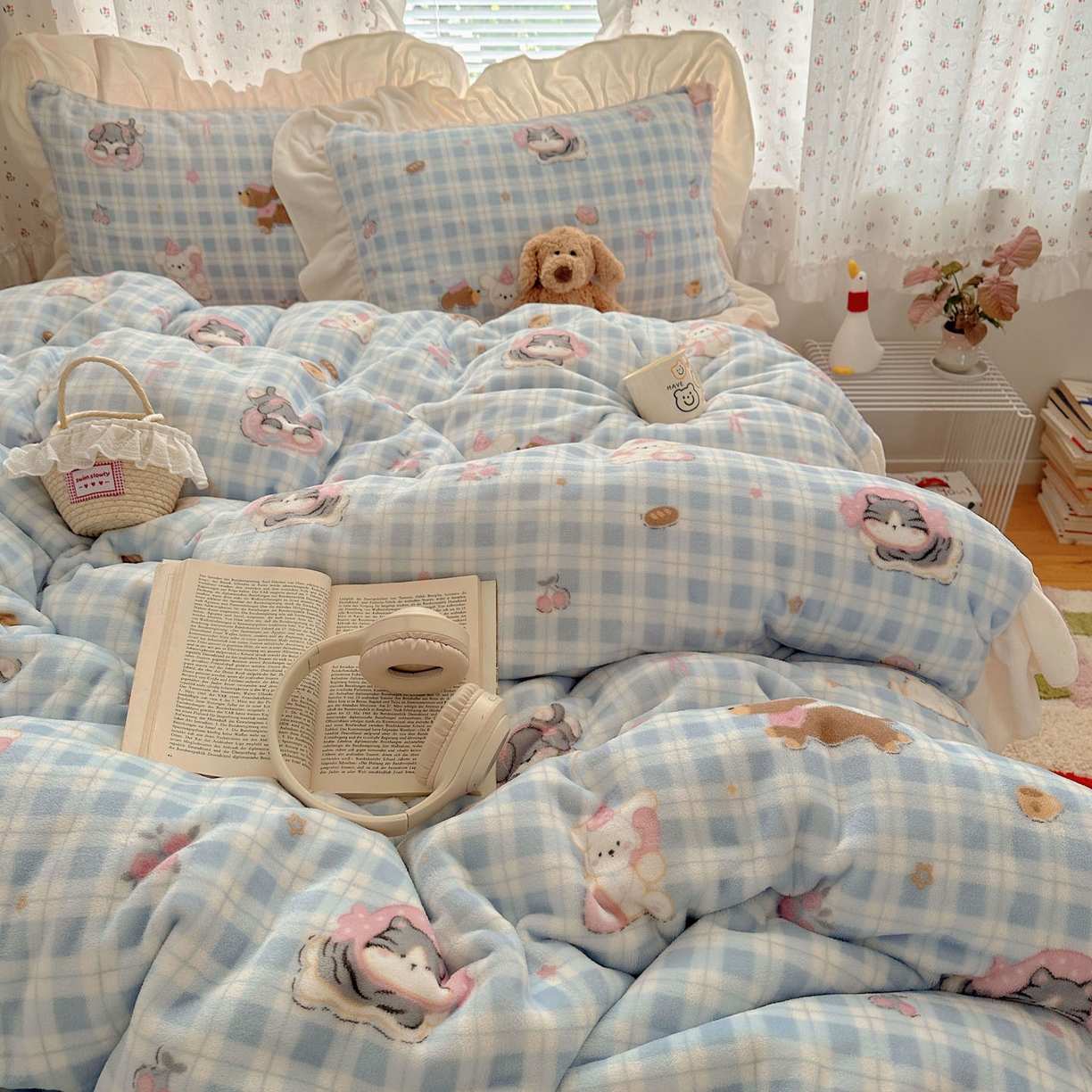 91家纺网 家纺一手货源 找家纺 轻奢坊 2025新款牛奶绒ins博主风卡通印花花边四件套 Q萌蓝格小猫